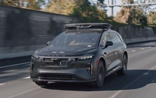 Uber无人驾驶出租车Robotaxi在CES 2026首秀