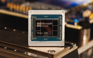 微软发布新定制AI芯片Maia 200，性能强三成还更省水