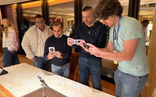 终端形态破界！荣耀ROBOT PHONE闪耀2026 CES，掀开AI终端下一章