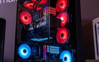 曜越展示双系统机箱View Cross TG，可容纳两块M-ATX主板