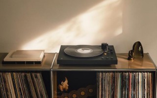 时隔七年，索尼推出两款新的黑胶唱机