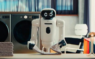 LG家庭AI机器人CLOiD首秀，能叠衣服还能帮你上菜