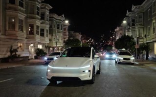 黄仁勋盛赞特斯拉FSD，并解析与英伟达Alpamayo核心差异