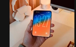 博主晒出苹果iPhone Fold“上手”渲染图：独特阔折叠设计