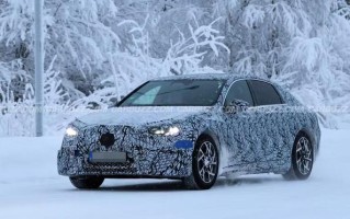 奔驰纯电C级轿车路测图曝光：续航剑指800公里，造型回归传统